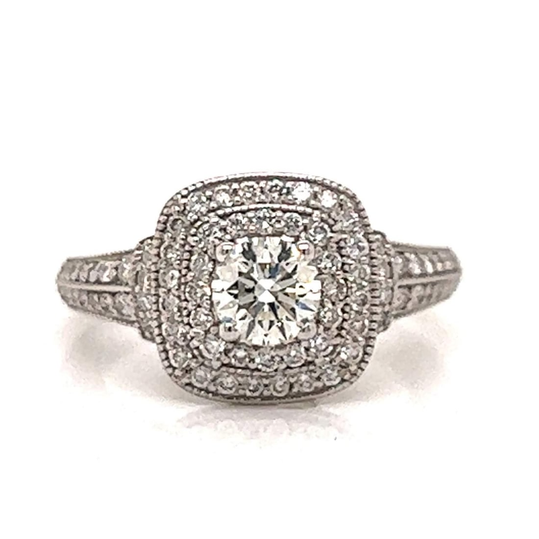 Stunning 18K White Gold Diamond Ring 1.30 Ct G VVS Clarity: Stunning 18K White Gold Diamond Ring 1.30 Ct G VVS Clarity This exquisite 18K white gold diamond ring features a stunning central diamond weighing approximately 0.55 Ct., boasting G color and VVS clar