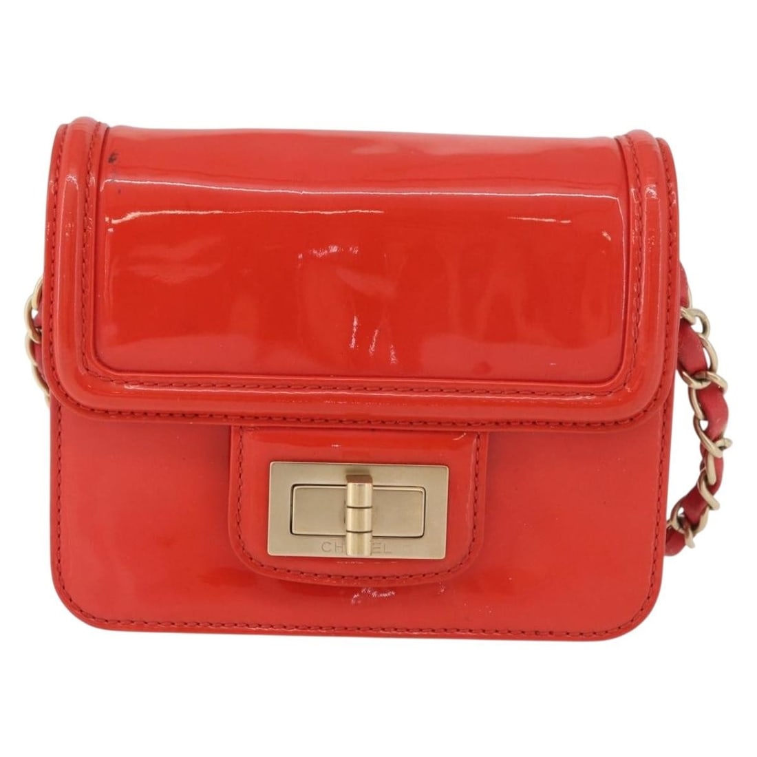 Chanel Reissue 2.55 red patent leather clutch: Chanel Reissue 2.55 red patent leather clutch This Chanel Reissue 2.55 Clutch is crafted from red patent leather and features a compact, elegant silhouette. Made in Italy, it offers a stylish option f