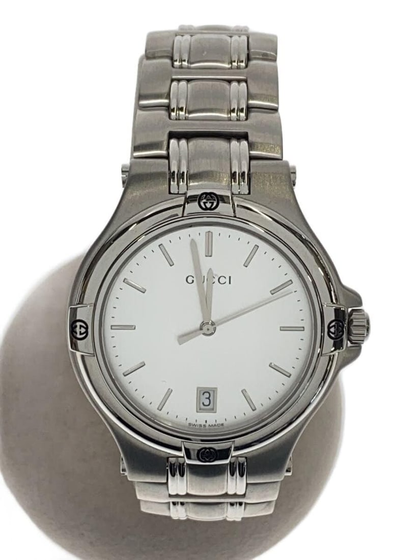 Gucci 9040M Swiss Quartz Men's Wristwatch: Gucci 9040M Swiss Quartz Men's Wristwatch This is a pre-owned GUCCI 9040M men's quartz wristwatch, made in Switzerland. The watch shows slight signs of use but has no noticeable scratches or stains. I