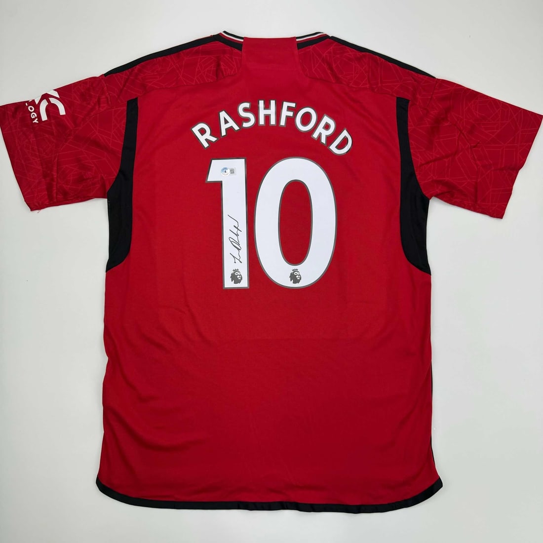 Marcus Rashford Autographed Manchester United Red Jersey Beckett COA: Marcus Rashford Autographed Manchester United Red Jersey Beckett COA This autographed Marcus Rashford Manchester United red jersey is a must-have for any fan of the Premier League and the iconic playe