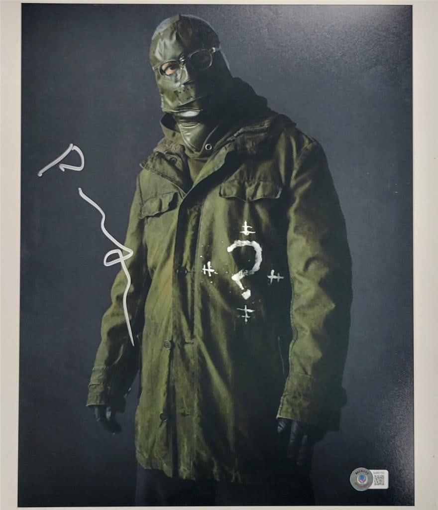 Paul Dano The Riddler Signed Photo 11x14 Beckett Authenticated: Paul Dano The Riddler Signed Photo 11x14 Beckett Authenticated This 11x14 photograph features Paul Dano's autograph, representing his iconic role as The Riddler in the movie The Batman. The signature 