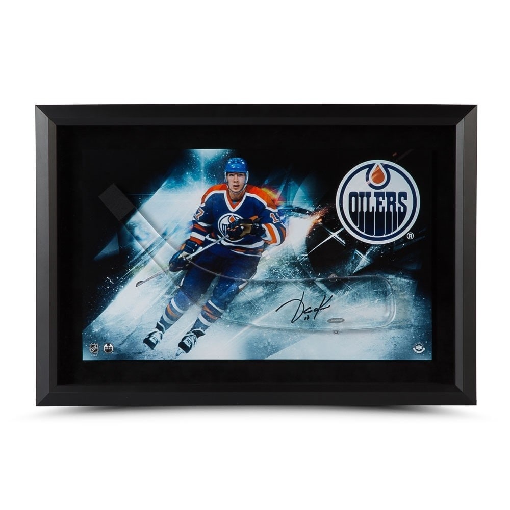 Jari Kurri Signed 16x24 Framed Photo Edmonton Oilers Upper Deck Authenticated: Jari Kurri Signed 16x24 Framed Photo Edmonton Oilers Upper Deck Authenticated Celebrate the legacy of Jari Kurri with this stunning 16X24 framed photo featuring an acrylic stick blade from his time wi