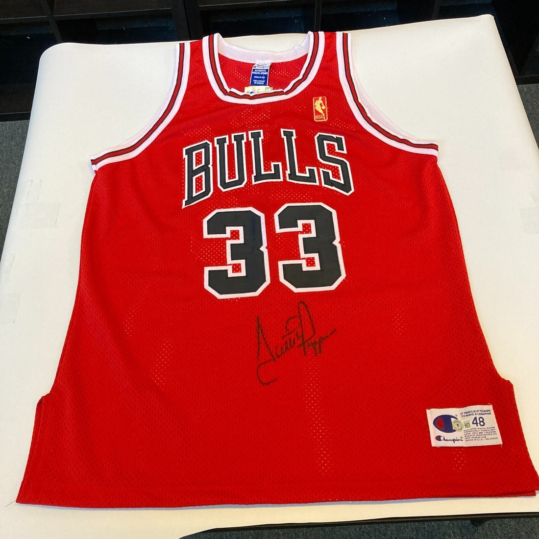 Scottie Pippen Signed 1990s Chicago Bulls Jersey Beckett Authenticated: Scottie Pippen Signed 1990s Chicago Bulls Jersey Beckett Authenticated This authentic 1990's Champion Chicago Bulls jersey features the iconic signature of NBA legend Scottie Pippen. The jersey is an 