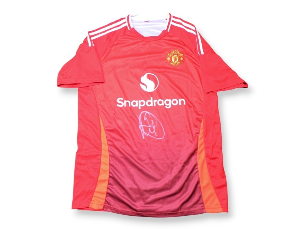 Rasmus Hojlund Autographed Manchester United Soccer Jersey Beckett Authenticated: Rasmus Hojlund Autographed Manchester United Soccer Jersey Beckett Authenticated This original Rasmus Hojlund autographed soccer jersey from Manchester United is a must-have for any fan. The jersey is