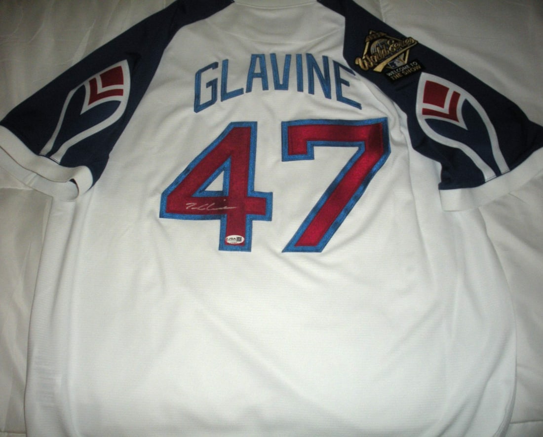 Signed Nike Jersey Authenticated by JSA Featuring Tom Glavine Atlanta Braves: Signed Nike Jersey Authenticated by JSA Featuring Tom Glavine Atlanta Braves This pre-owned official licensed Nike jersey features the signature of Tom Glavine from the Atlanta Braves. The jersey is a