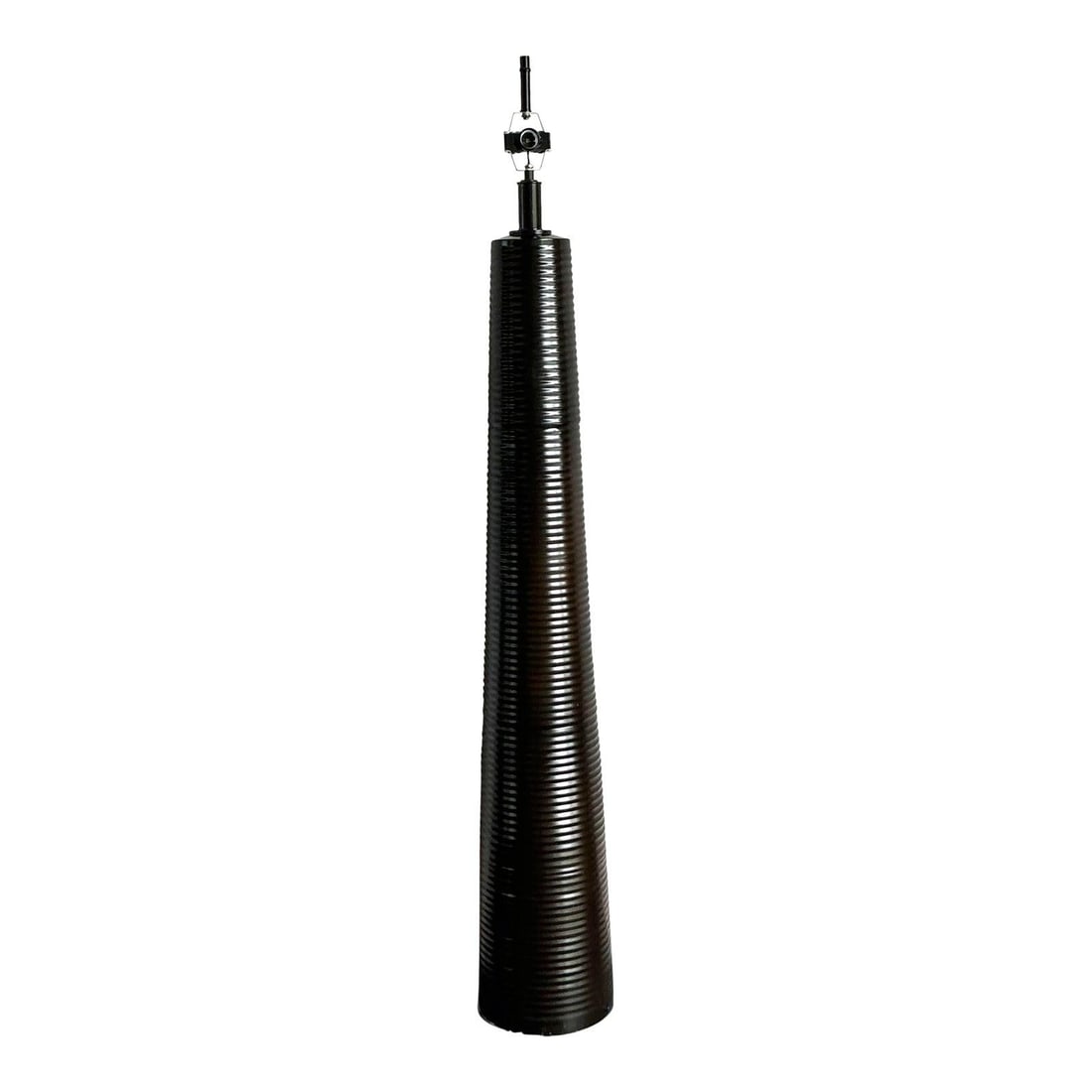Bohemian Style Ribbed Brass Floor Lamp with Tapered Ebony Finish: Bohemian Style Ribbed Brass Floor Lamp with Tapered Ebony Finish This vintage Boho floor lamp features a tall, tapered brass body with distinctive horizontal ribbing and an ebony finish. Its minimalis