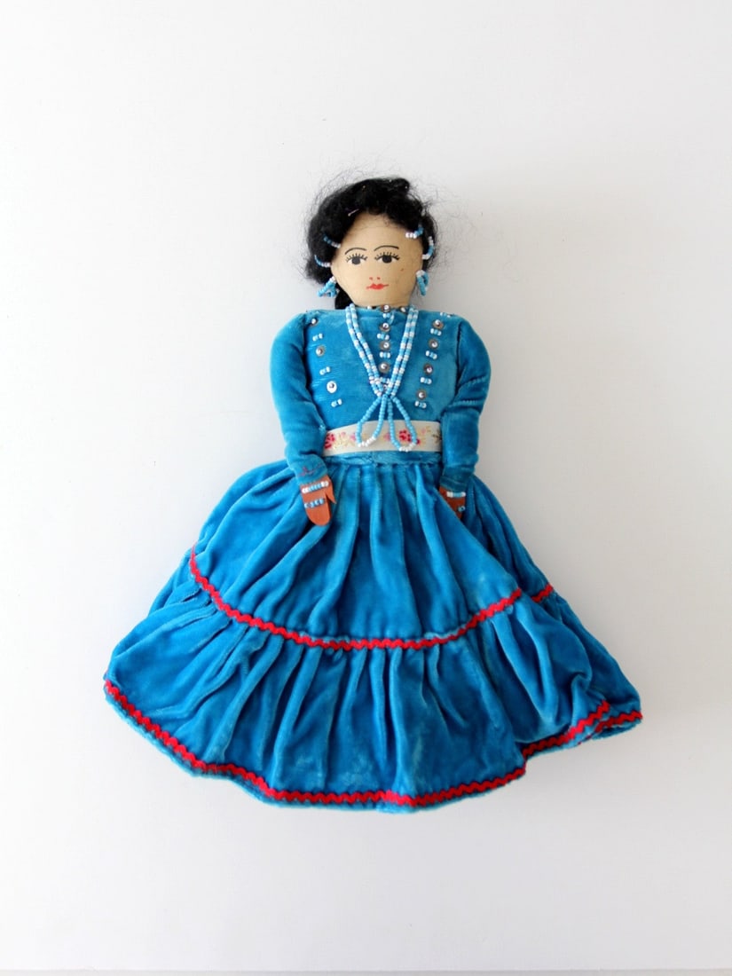 Vintage Navajo Doll Hand-Painted Cloth Face Traditional Clothing: Vintage Navajo Doll Hand-Painted Cloth Face Traditional Clothing This vintage Native American doll showcases exquisite Navajo craftsmanship. It features a hand-painted cloth face and is dressed in tra