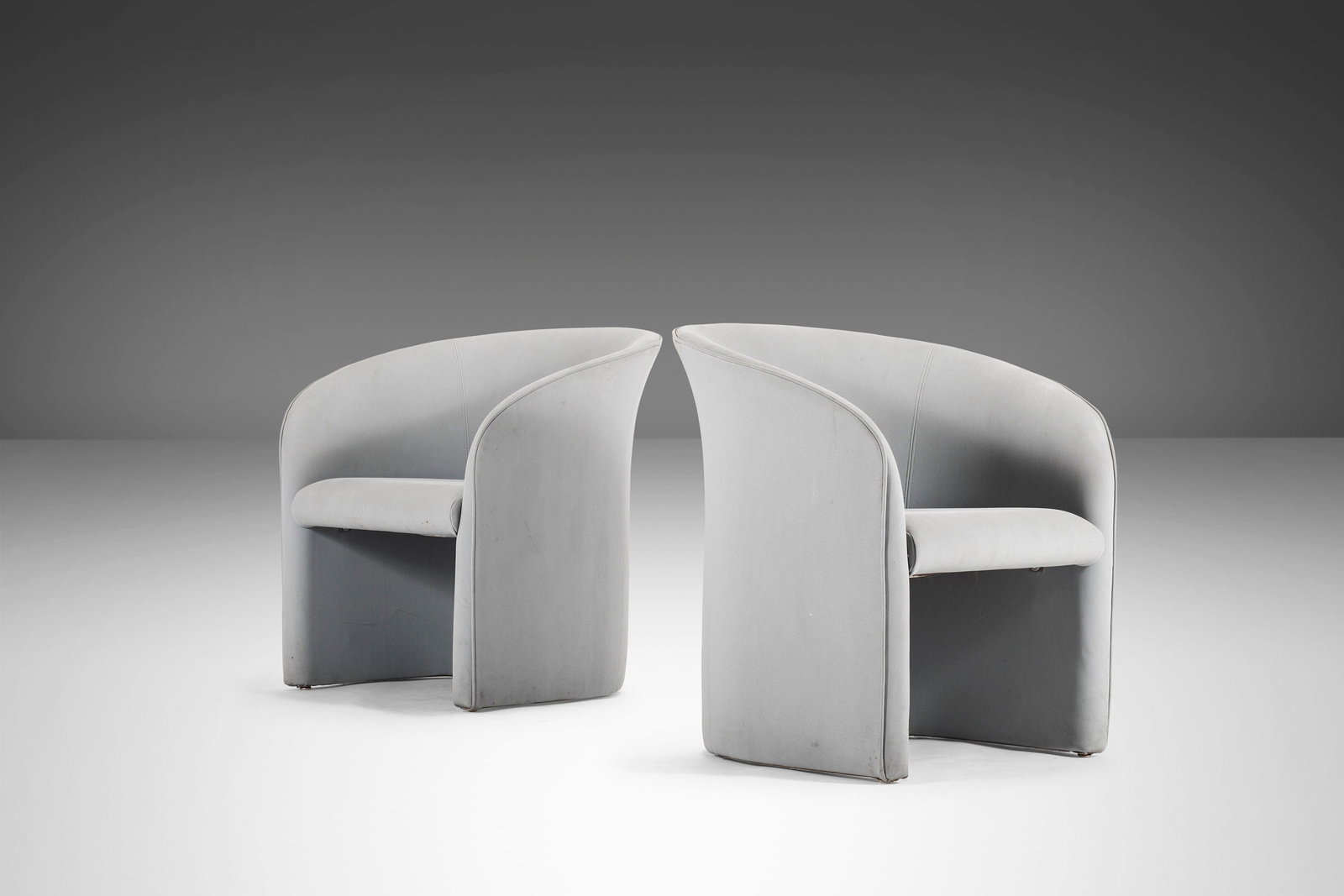 Milo Baughman Inspired Grey Barrel Chairs Set of 2 1980s Mid-Century Modern: Milo Baughman Inspired Grey Barrel Chairs Set of 2 1980s Mid-Century Modern This stylish set of two grey barrel chairs, inspired by the design of Milo Baughman, showcases elegant curves and lovely gre