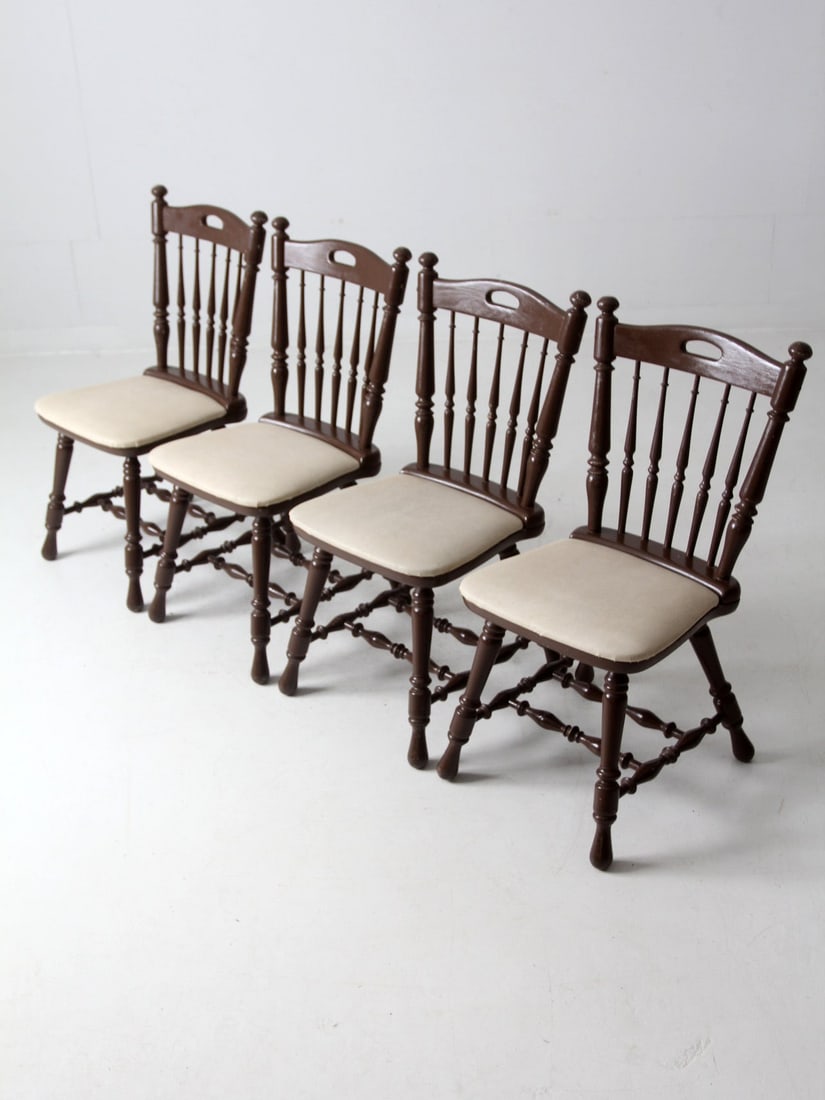 Vintage Windsor Dining Chairs Set of 4 Oak Cream Upholstery: Vintage Windsor Dining Chairs Set of 4 Oak Cream Upholstery This set of vintage dining chairs, dating back to circa 1970, features a classic Windsor design. Crafted from heavy oak, these chairs are ad