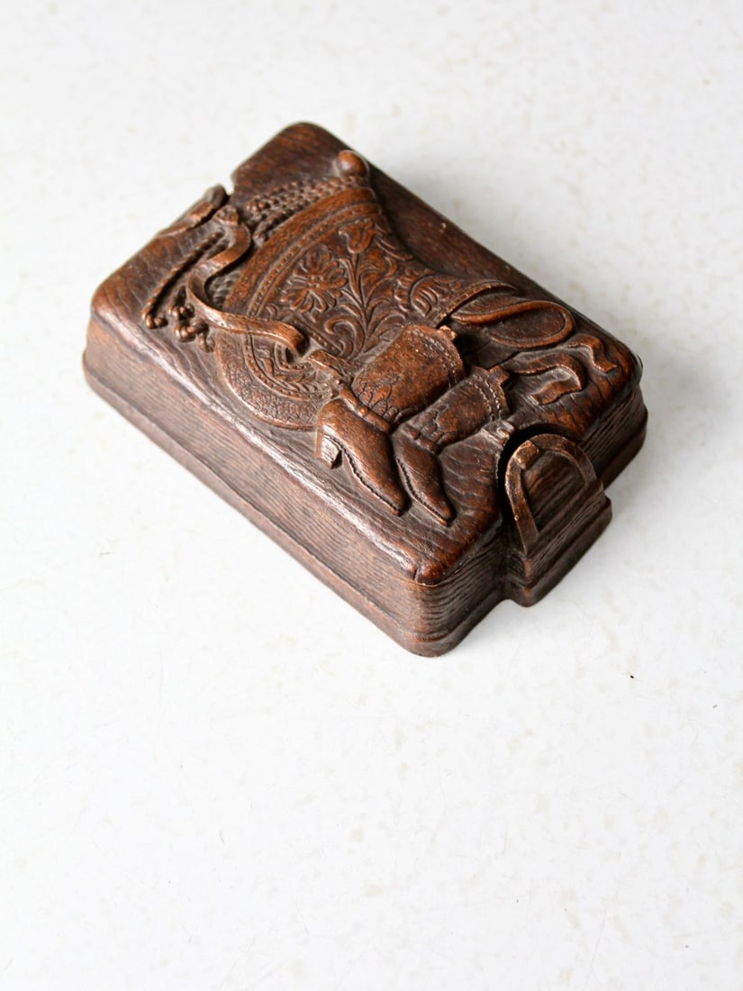 Vintage Syroco Style Cowboy Cigarette Box 1940s: Vintage Syroco Style Cowboy Cigarette Box 1940s This vintage Syroco style cigarette box from the 1940s showcases a beautifully casted composite wood design, offering a hand-carved appearance. The lid 