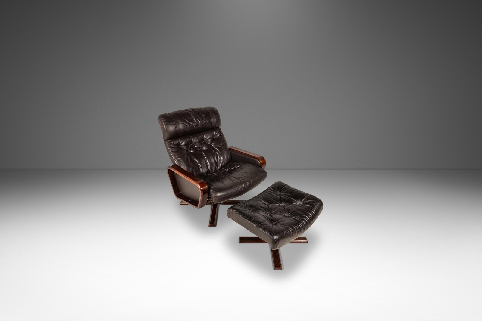 Vatne Mobler Scandinavian recliner chair with ottoman 1970s: Vatne Mobler Scandinavian recliner chair with ottoman 1970s This Scandinavian Modern recliner high-back lounge chair and ottoman set was designed by Soda Galvano for Vatne Mobler in Norway, circa 1970