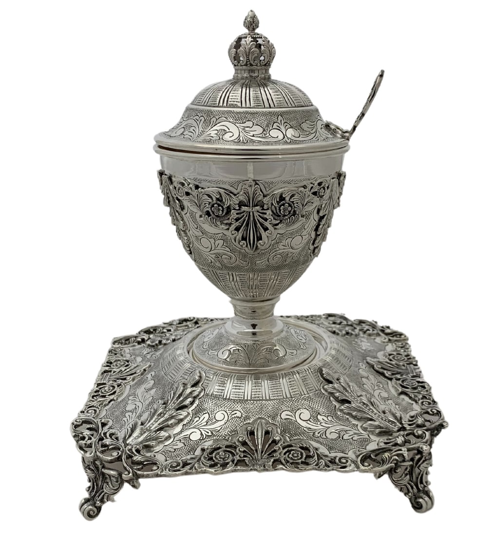 Handmade 925 Sterling Silver Leaf Applique Honey Dish Tray Set: Handmade 925 Sterling Silver Leaf Applique Honey Dish Tray Set This exquisite honey dish and tray set is crafted from fine 925 sterling silver, showcasing intricate handmade chased swirl leaf applique
