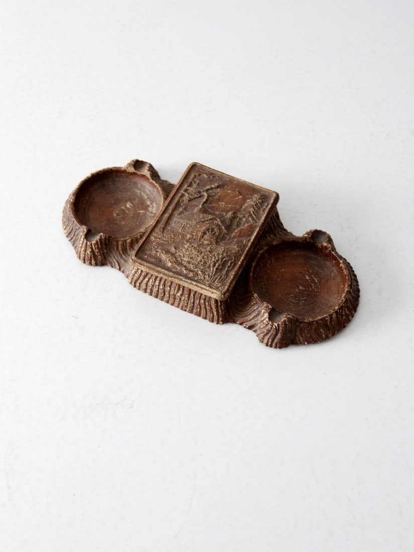 Vintage Syroco Cigarette Box with 2 Ashtrays Circa 1940: Vintage Syroco Cigarette Box with 2 Ashtrays Circa 1940 This exquisite Tobacciana Box, crafted in the Syroco style circa 1940, combines functionality with rustic charm. The faux bois design features a