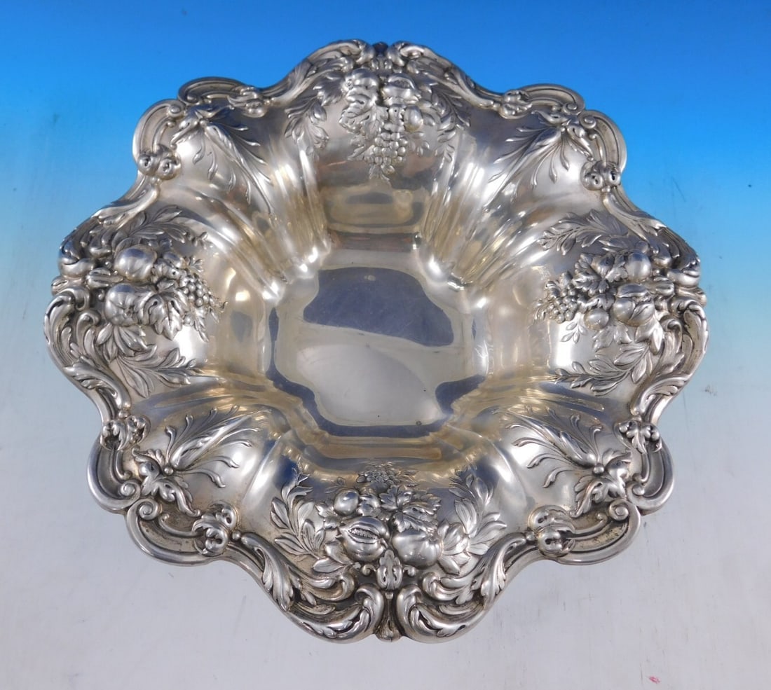 Sterling Silver Fruit Bowl Francis I Pattern by Reed and Barton 21 ozt: Sterling Silver Fruit Bowl Francis I Pattern by Reed and Barton 21 ozt This is a Reed & Barton Francis I sterling silver fruit bowl, featuring the renowned Francis I pattern with central decorations o
