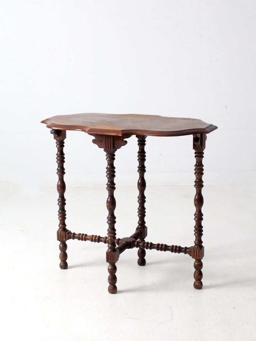 Vintage Early 20th Century Wood Side Table with Scalloped Top: Vintage Early 20th Century Wood Side Table with Scalloped Top This exquisite early 20th-century antique wood side table features a charming scalloped top and elegantly turned legs, complemented by a s