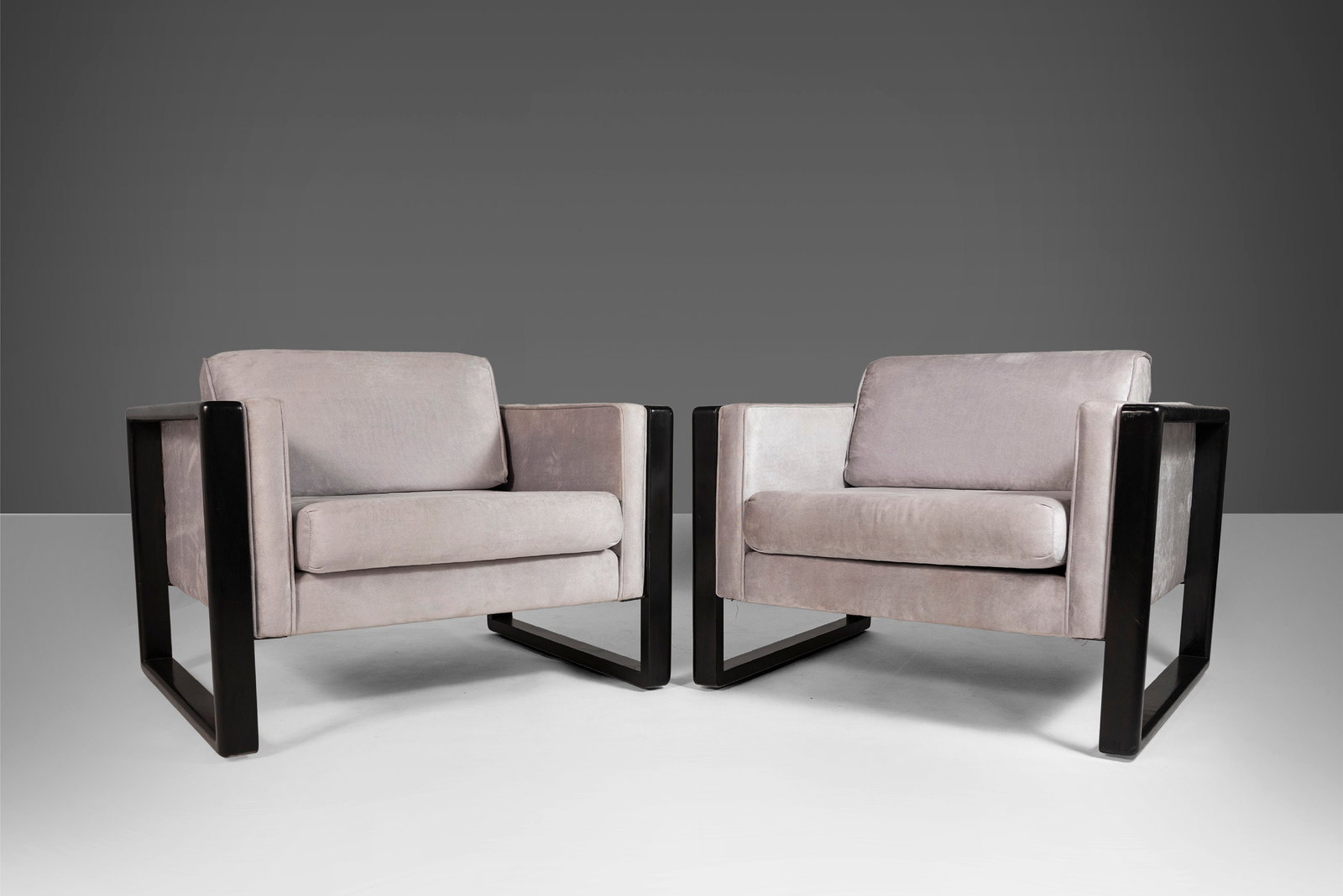 Mid-Century Modern Set of 2 Ebonized Cube Club Chairs by Walter Knoll: Mid-Century Modern Set of 2 Ebonized Cube Club Chairs by Walter Knoll This set of two ebonized cube club chairs, attributed to Walter Knoll and crafted circa 1960, offers both comfort and a striking a