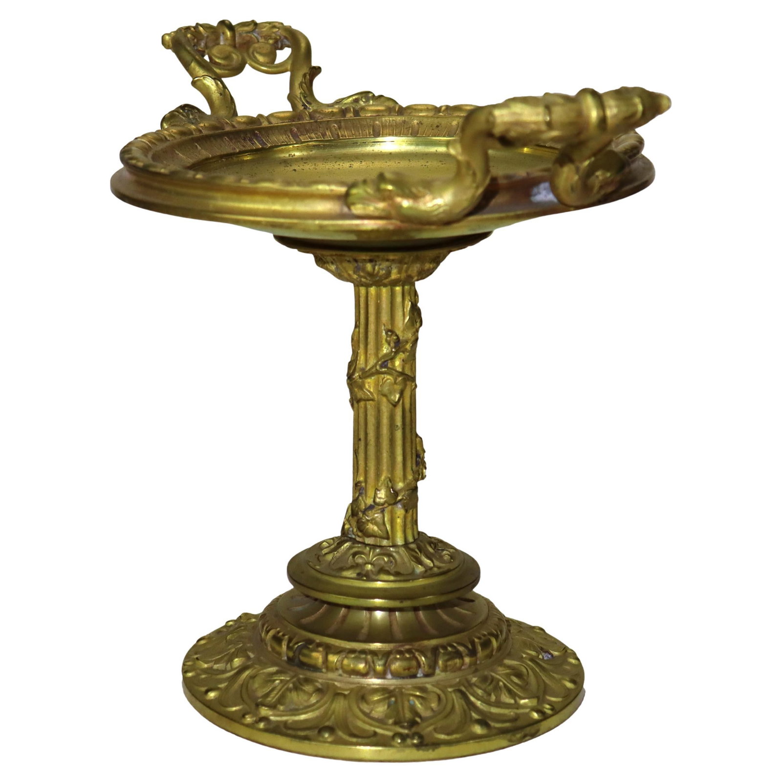 Antique Gilt Bronze Tazza with Fluted Column Circa 1880: Antique Gilt Bronze Tazza with Fluted Column Circa 1880 This exquisite antique gilt bronze tazza, dating back to circa 1880, features a beautifully fluted column design. It is meticulously crafted, sh