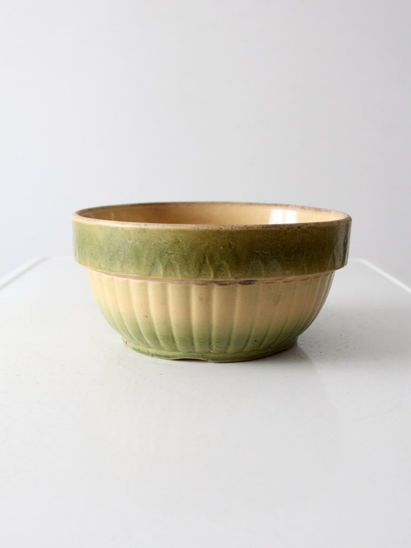 Antique Yellowware Bowl Ribbed Design Late 1800s 10.75 Inch: Antique Yellowware Bowl Ribbed Design Late 1800s 10.75 Inch This antique yellowware bowl, dating back to the late 1800s, showcases a classic ribbed design enhanced by subtle green accents around the b