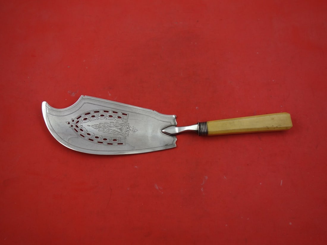 Georgian Sterling Silver Fish Server 1817 London 11 Inch Engraved: Georgian Sterling Silver Fish Server 1817 London 11 Inch Engraved This exquisite English Georgian fish server dates back to 1817, crafted from sterling silver. The server features a beautifully pierce