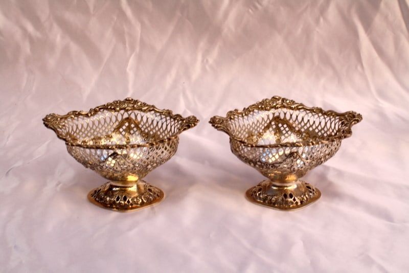 1914 D & J Welby English Sterling Silver Repose Dishes Pair: 1914 D & J Welby English Sterling Silver Repose Dishes Pair This exquisite pair of English footed Repose sterling silver dishes, crafted by D & J Welby in 1914, showcases timeless elegance and craftsm