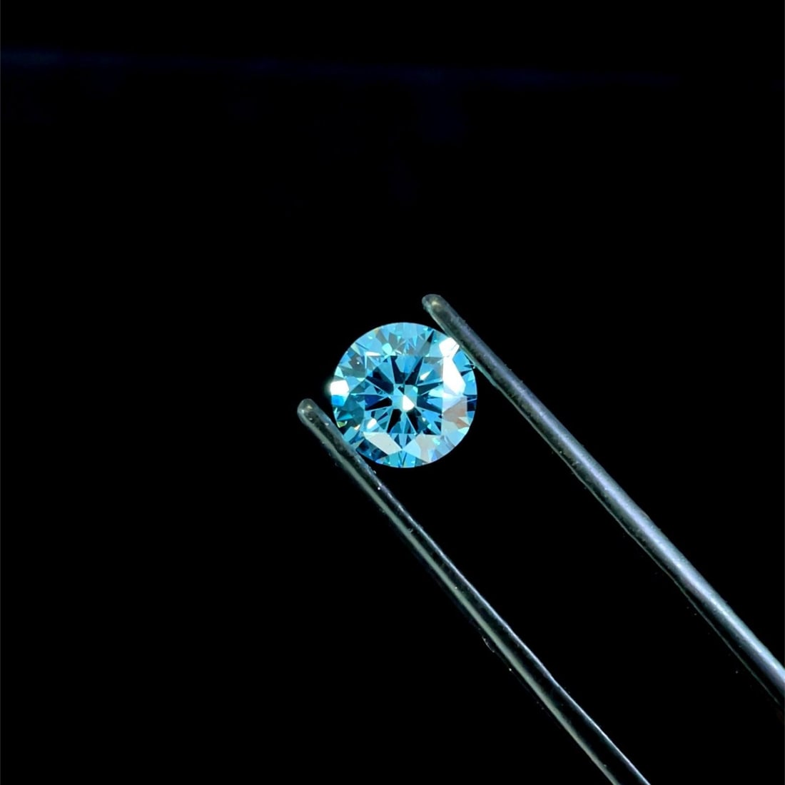 Ideal Loose Diamond - ROUND 1.52ct Fancy Vivid Blue VVS2: Ideal Loose Diamond - ROUND 1.52ct Fancy Vivid Blue VVS2 Source: This is a real non-mined Diamond that has been grown in a lab Shape: ROUND Carats: 1.52 Color: Fancy Vivid Blue Certification: IGI Addi