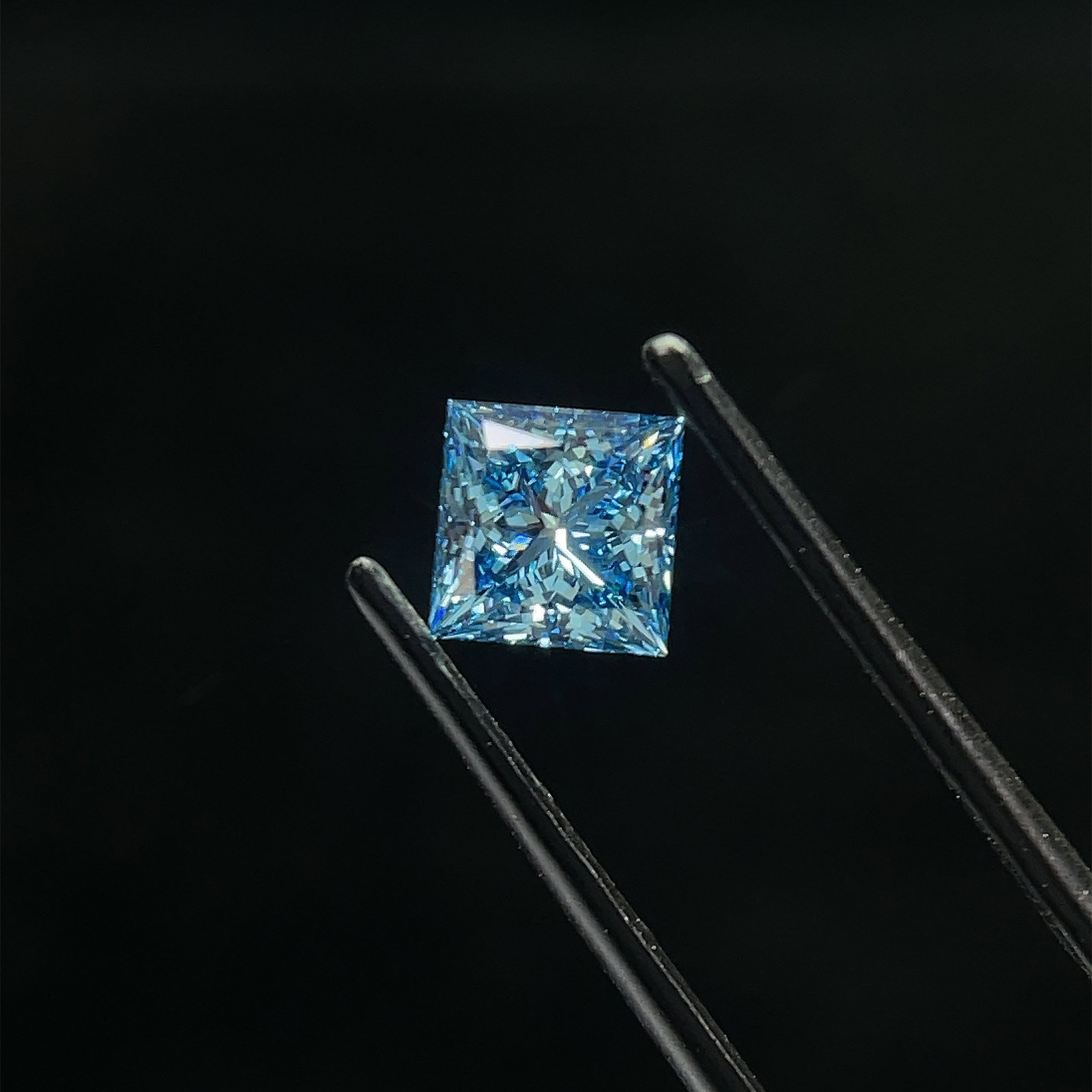 Loose Diamond - PRINCESS 1.2ct Blue VS2: Loose Diamond - PRINCESS 1.2ct Blue VS2 Source: This is a real non-mined Diamond that has been grown in a lab Shape: PRINCESS Carats: 1.2 Color: Blue Certification: NONE Additional images available up