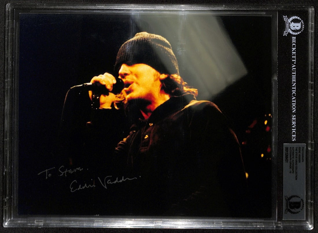 Eddie Vedder Signed 8x10 Photo Beckett Authenticated Pearl Jam: Eddie Vedder Signed 8x10 Photo Beckett Authenticated Pearl Jam This hand-signed 8x10 color photograph features Eddie Vedder, the iconic frontman of Pearl Jam, is authenticated by Beckett Authenticatio