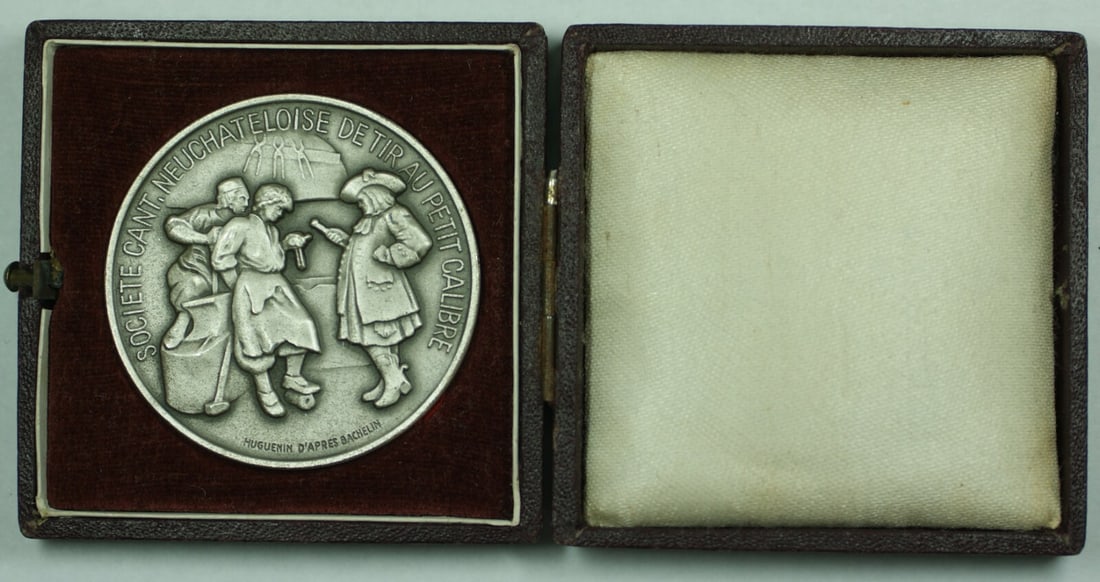 Swiss Neuchatel Shooting Silver Medal R1021b by Huguenin with Original Case: Swiss Neuchatel Shooting Silver Medal R1021b by Huguenin with Original Case This is a Swiss shooting medal from Neuchatel, Switzerland, crafted in silver by Huguenin. The medal is uncirculated and com