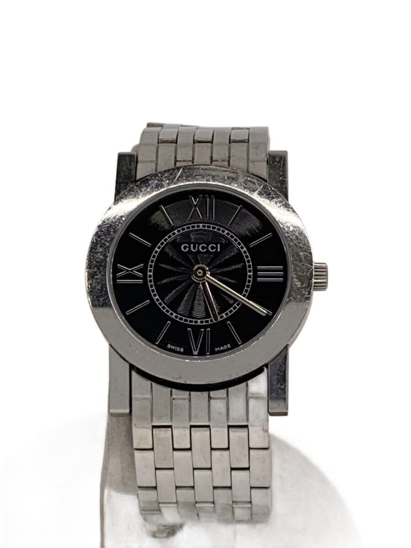 Gucci 5200L.1 Swiss Quartz Ladies Wristwatch: Gucci 5200L.1 Swiss Quartz Ladies Wristwatch This GUCCI Quartz 5200L.1 women's wristwatch features a Swiss-made movement and showcases a classic design. The watch displays minor scratches on the cryst