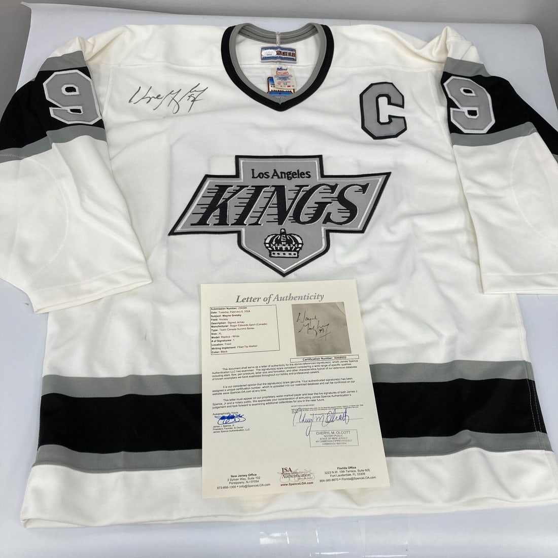 Wayne Gretzky Signed CCM Jersey Los Angeles Kings JSA Authenticated: Wayne Gretzky Signed CCM Jersey Los Angeles Kings JSA Authenticated Celebrate the legacy of Wayne Gretzky with this authentic game model CCM jersey from his time with the Los Angeles Kings. This jerse