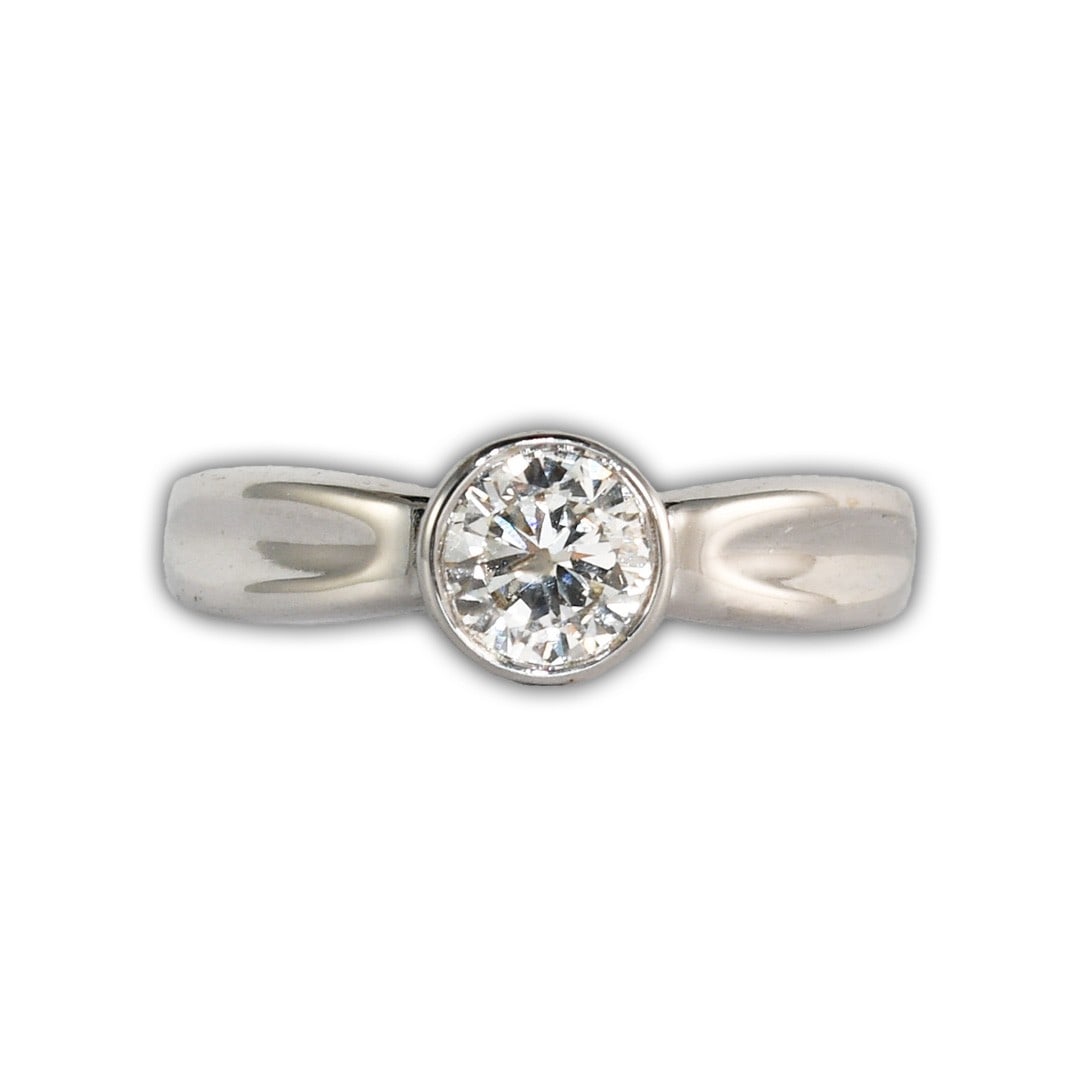 14K White Gold Solitaire Diamond Ring 0.88 ct Round Brilliant: 14K White Gold Solitaire Diamond Ring 0.88 ct Round Brilliant This pre-owned ladies' solitaire ring features a natural round brilliant cut diamond set in 14k white gold. The diamond has an approximate