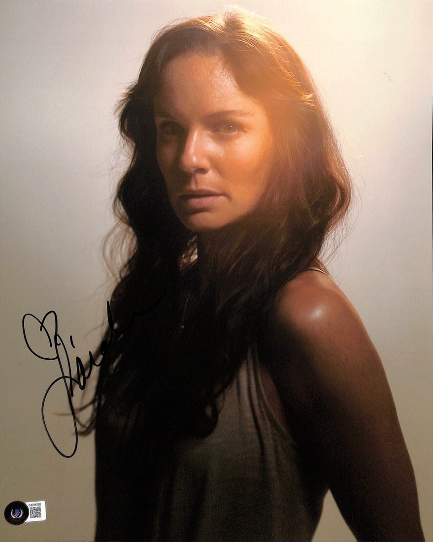 Sarah Wayne Callies Autographed 11x14 Photo Beckett Authenticated Walking Dead: Sarah Wayne Callies Autographed 11x14 Photo Beckett Authenticated Walking Dead This is an 11x14 photograph signed in black permanent marker by Sarah Wayne Callies, known for her role in the TV series 