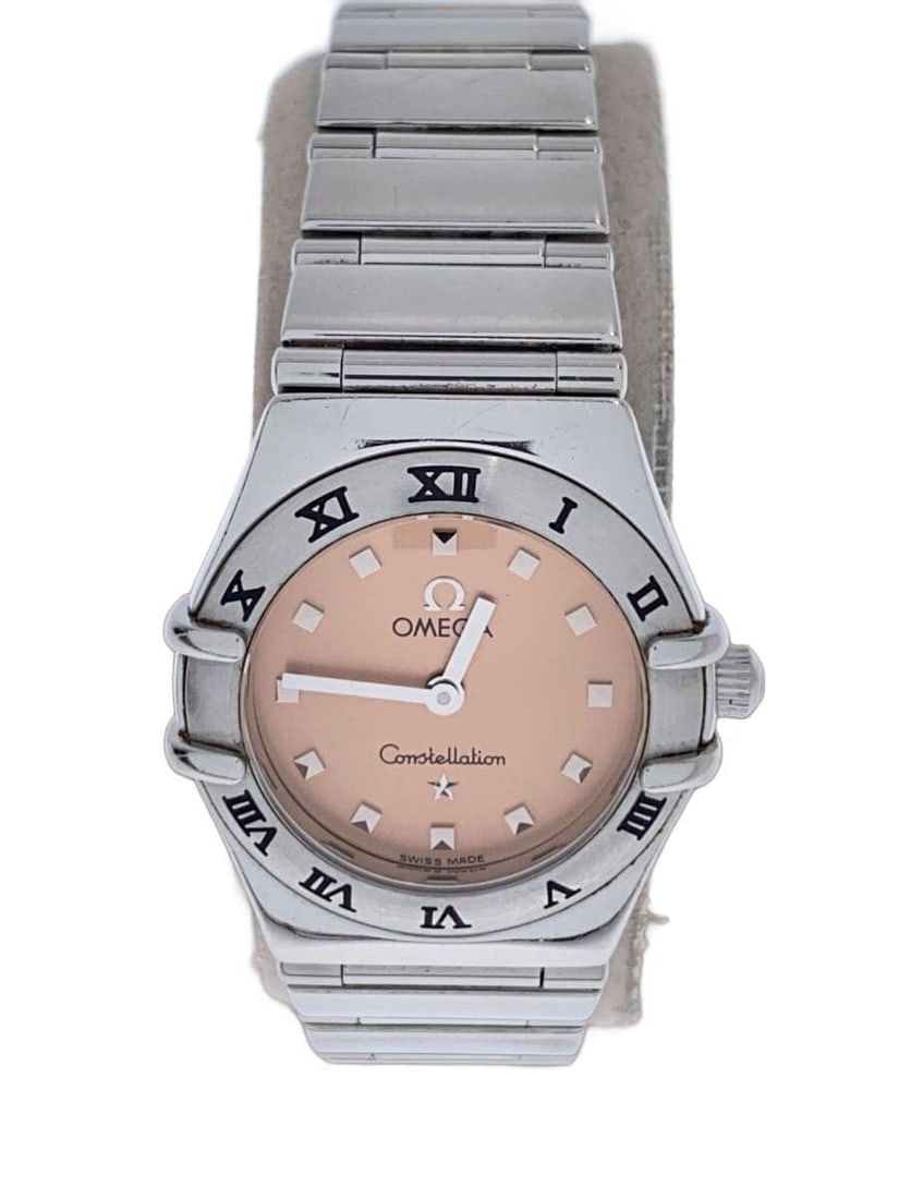 Omega Constellation Gold Quartz Ladies Wristwatch 1561.61: Omega Constellation Gold Quartz Ladies Wristwatch 1561.61 This OMEGA Constellation Quartz 1561.61 women's wristwatch features a gold-tone design and is crafted with materials sourced from Switzerland.