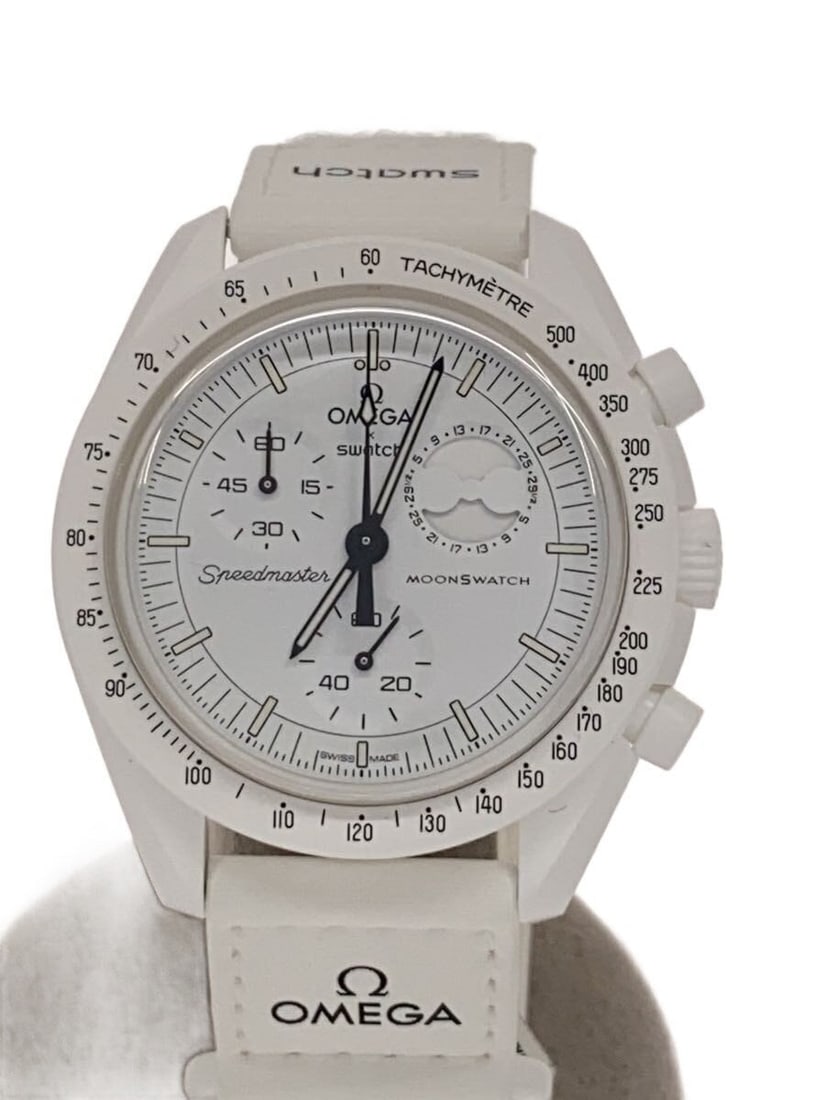 OMEGAxSWATCH Snoopy Moonphase Quartz White Men's Wristwatch: OMEGAxSWATCH Snoopy Moonphase Quartz White Men's Wristwatch This OMEGAxSWATCH xSNOOPY Mission to the Moonphase men's wristwatch features a quartz movement and a distinctive white design. Crafted in Sw