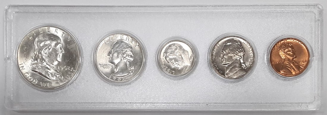 Five Coin 1962-D Uncirculated US Set With Silver Half Quarter Dime: Five Coin 1962-D Uncirculated US Set With Silver Half Quarter Dime This 1962-D United States uncirculated year set features five coins, including a 90% silver half dollar, quarter, and dime. The set i