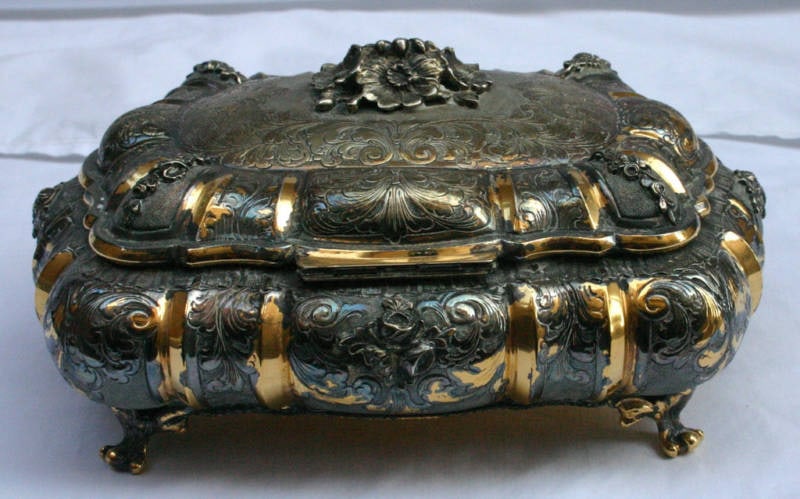 Victorian 800 Silver Gold Handmade Box Austria 19th Century: Victorian 800 Silver Gold Handmade Box Austria 19th Century Discover a stunning Victorian-era treasure with this exquisite handmade box crafted in Austria during the late 19th century. Made from 800 s