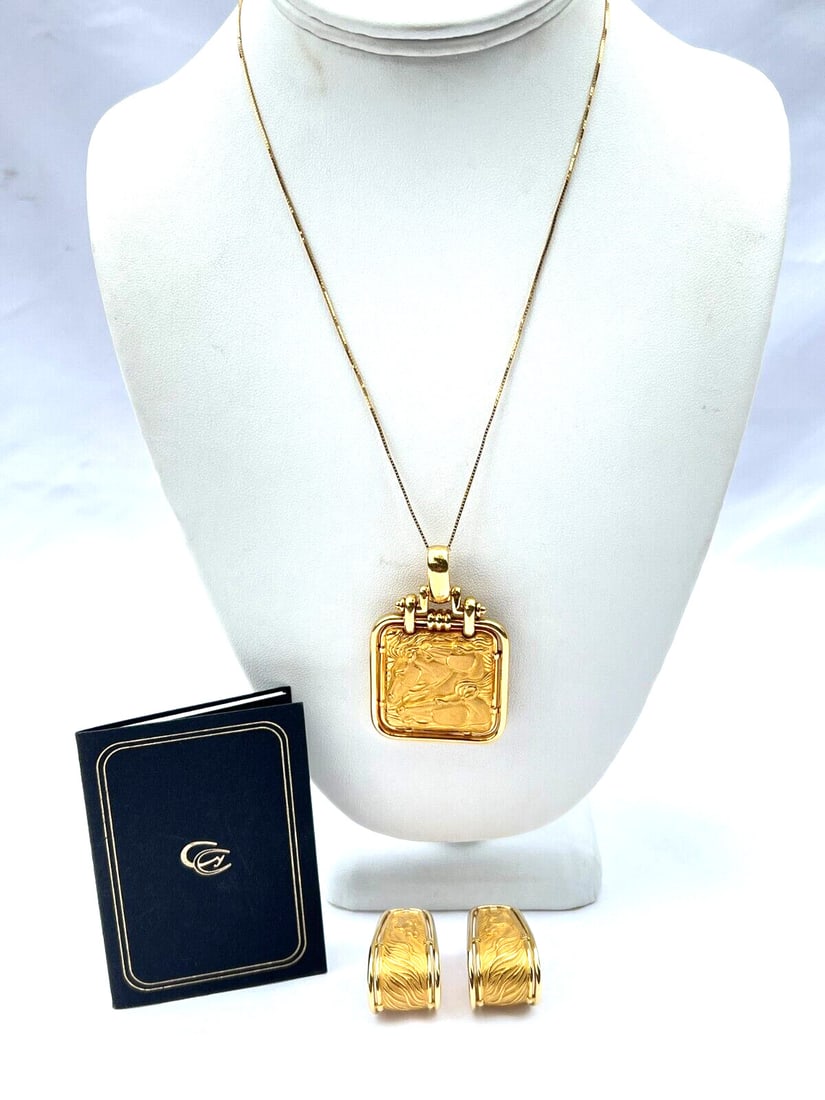 Carrera y Carrera 18K 20K Yellow Gold Jewelry Set Necklace Earrings: Carrera y Carrera 18K 20K Yellow Gold Jewelry Set Necklace Earrings Discover the exquisite craftsmanship of this Carrera y Carrera jewelry set, featuring a stunning necklace and matching earrings. Cra