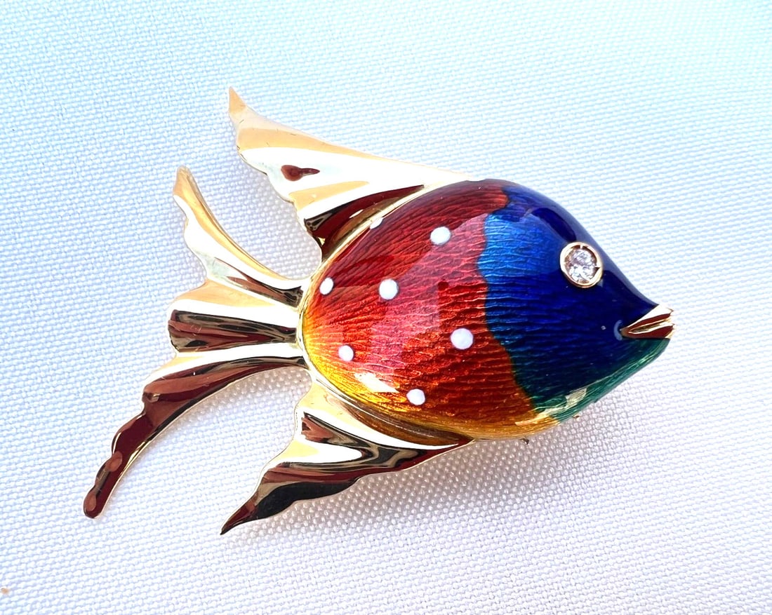 Italian 18K Gold Diamond Fish Brooch Signed Unique Design: Italian 18K Gold Diamond Fish Brooch Signed Unique Design This exquisite Italian brooch features a stunning design of a fish crafted from 18k yellow gold and adorned with diamonds. The brooch showcase