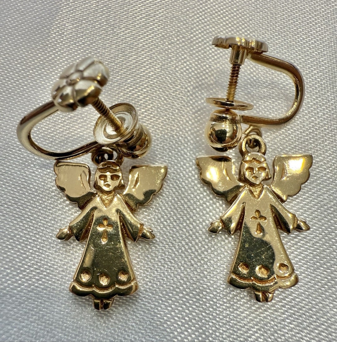 James Avery 14K Yellow Gold Angel Dangle Earrings: James Avery 14K Yellow Gold Angel Dangle Earrings Elevate your accessory collection with this exquisite pair of JAMES AVERY earrings crafted from 14k yellow gold. Featuring a charming angel theme, the