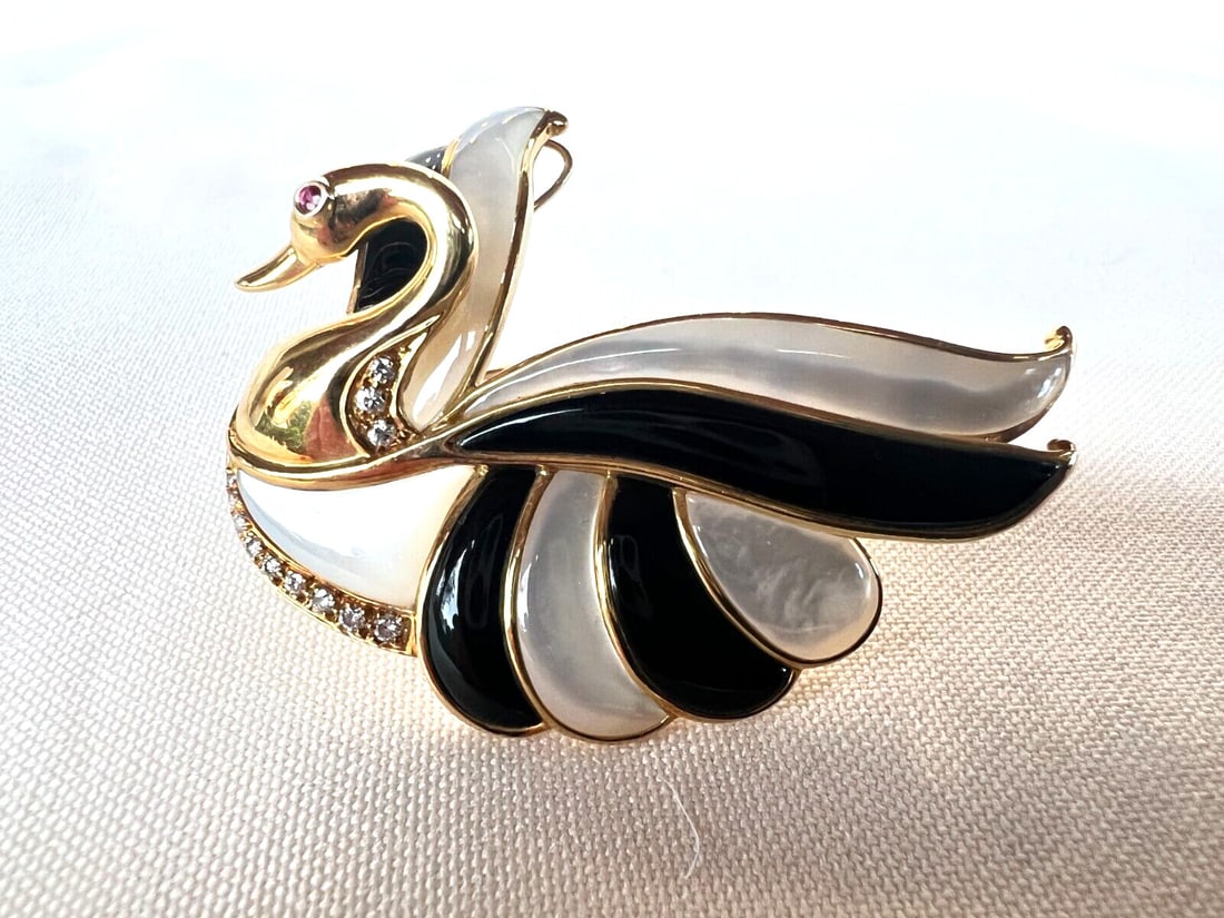 French 18K Gold Swan Necklace Brooch Diamond Ruby Onyx: French 18K Gold Swan Necklace Brooch Diamond Ruby Onyx This exquisite French necklace brooch is crafted from 18K yellow gold and features a stunning design of a swan adorned with diamond, ruby, mother