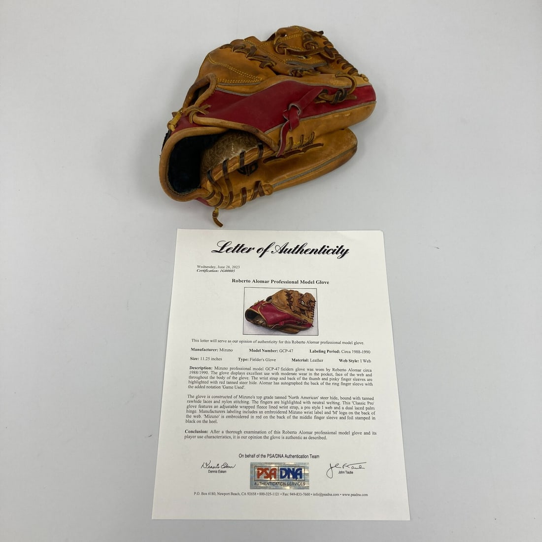 1988 Roberto Alomar Rookie Signed Mizuno Game Used Glove PSA DNA COA: 1988 Roberto Alomar Rookie Signed Mizuno Game Used Glove PSA DNA COA This rare 1988 Roberto Alomar Rookie signed game-used Mizuno baseball glove showcases excellent signs of game use, making it a uniq