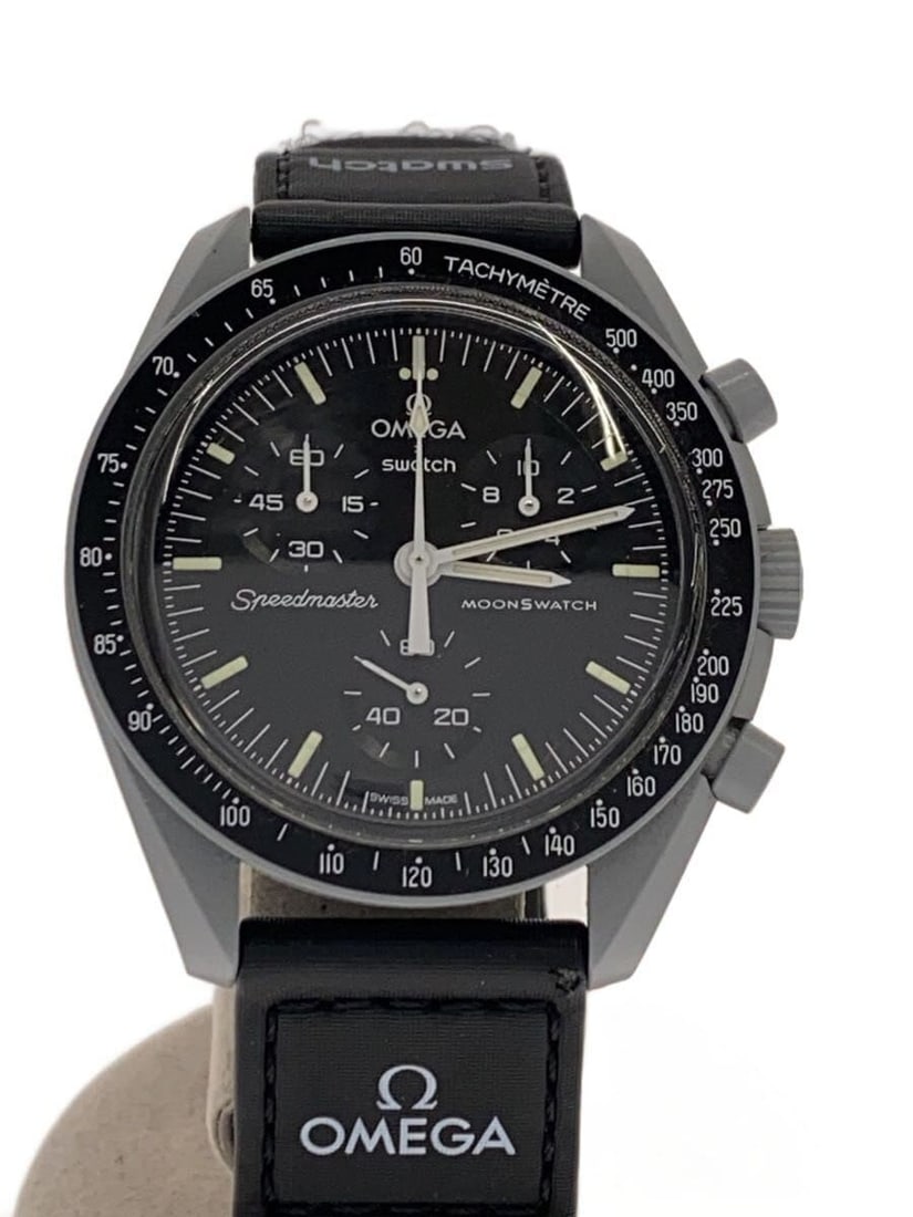 OMEGAxSWATCH MoonSwatch Mission to the Moon Men's Quartz Wristwatch: OMEGAxSWATCH MoonSwatch Mission to the Moon Men's Quartz Wristwatch This OMEGAxSWATCH MoonSwatch Speedmaster MISSION TO THE MOON is a men's quartz wristwatch featuring a black case and dial. Made in S
