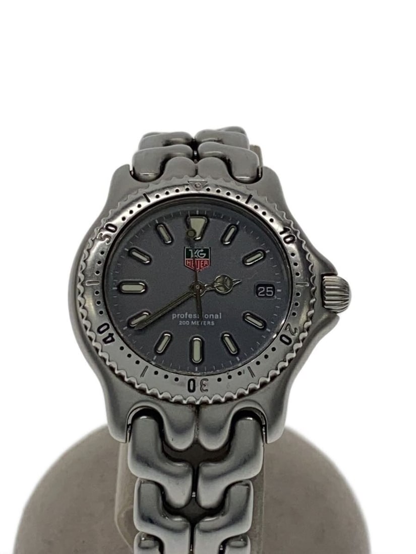 TAG Heuer stainless steel quartz wristwatch small date S99.213K: TAG Heuer stainless steel quartz wristwatch small date S99.213K This TAG Heuer Professional Small Date Quartz men's wristwatch features a gray dial housed in a stainless steel case. Designed for relia