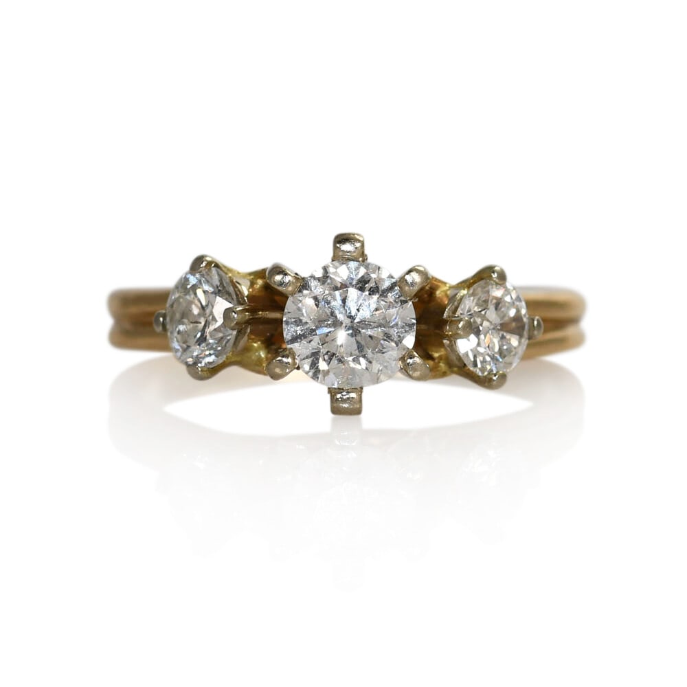 14K Yellow Gold Ring with 3 Natural Diamonds Size 6: 14K Yellow Gold Ring with 3 Natural Diamonds Size 6 This elegant ring features three natural diamonds set in 14K yellow gold. With a total diamond weight of approximately 0.85 carats, the diamonds are