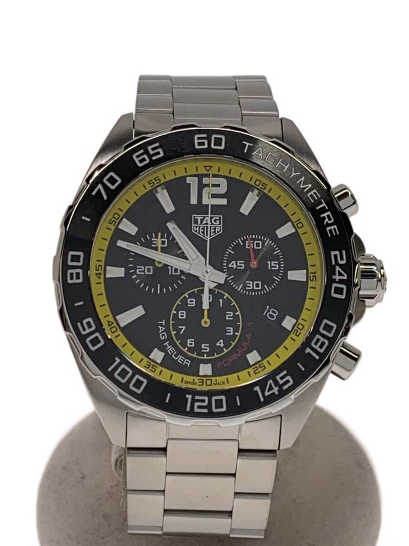 TAG Heuer Formula 1 men's quartz wristwatch: TAG Heuer Formula 1 men's quartz wristwatch This TAG Heuer Formula 1 Quartz men's wristwatch features a Swiss-made design and displays slight signs of use. The timepiece offers a robust and stylish ap