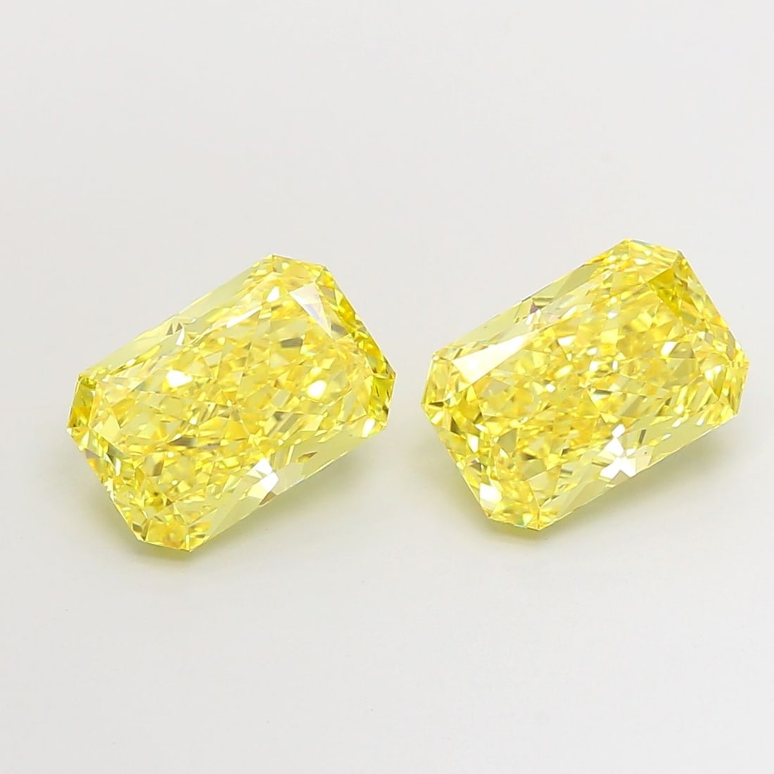 Loose Diamond - RADIANT 3.83ct Fancy Vivid Yellow VS1: Loose Diamond - RADIANT 3.83ct Fancy Vivid Yellow VS1 Source: This is a real non-mined Diamond that has been grown in a lab Shape: RADIANT Carats: 3.83 Color: Fancy Vivid Yellow Certification: IGI Vid