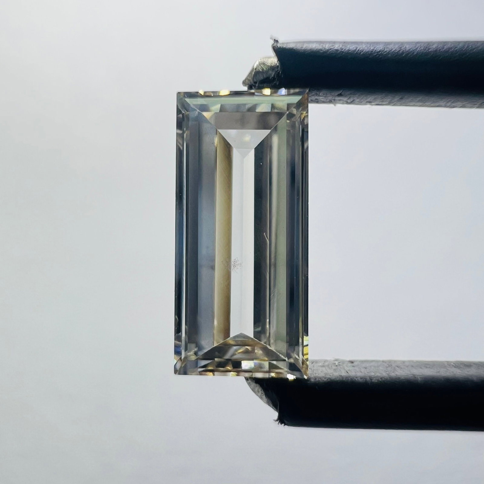 Loose Diamond - BAGUETTE 0.65ct Brown SI1: Loose Diamond - BAGUETTE 0.65ct Brown SI1 Source: This is a real non-mined Diamond that has been grown in a lab Shape: BAGUETTE Carats: 0.65 Color: Brown Certification: NONE Additional images availabl