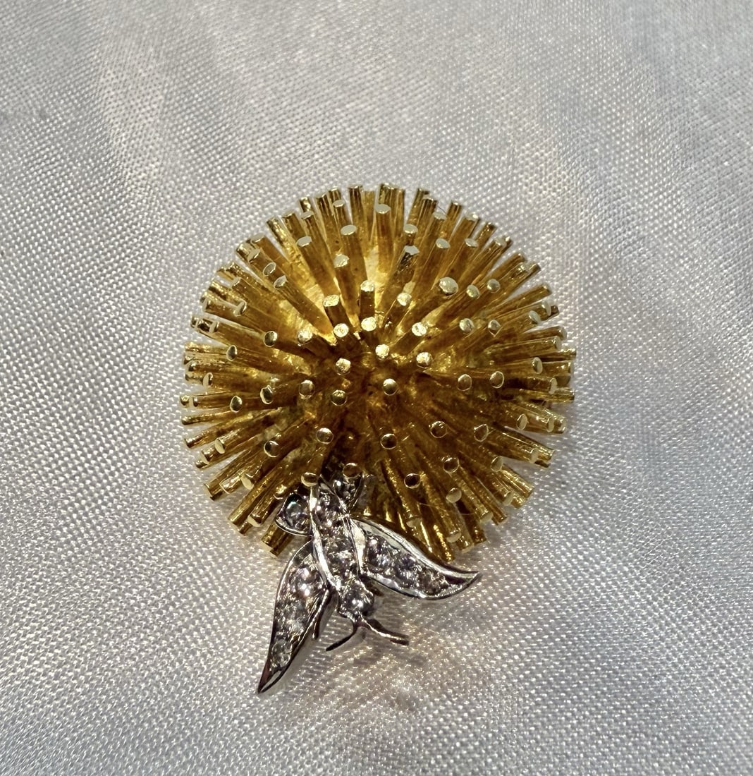 Exquisite 18K Yellow Gold Diamond Sputnik Brooch with 14K White Gold Accents: Exquisite 18K Yellow Gold Diamond Sputnik Brooch with 14K White Gold Accents Discover this exquisite French brooch crafted from 18k yellow gold and adorned with brilliant diamonds. Featuring a unique 