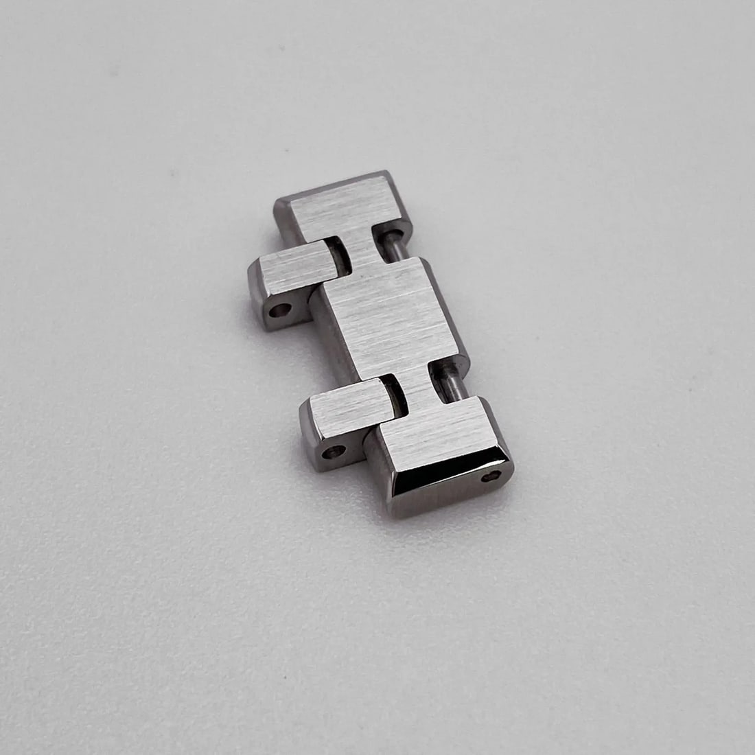 Audemars Piguet 18mm Stainless Steel Link for Royal Oak 15500ST: Audemars Piguet 18mm Stainless Steel Link for Royal Oak 15500ST This is an unworn Audemars Piguet stainless steel link designed for the Royal Oak models, specifically the 15500ST. Made from high-quali
