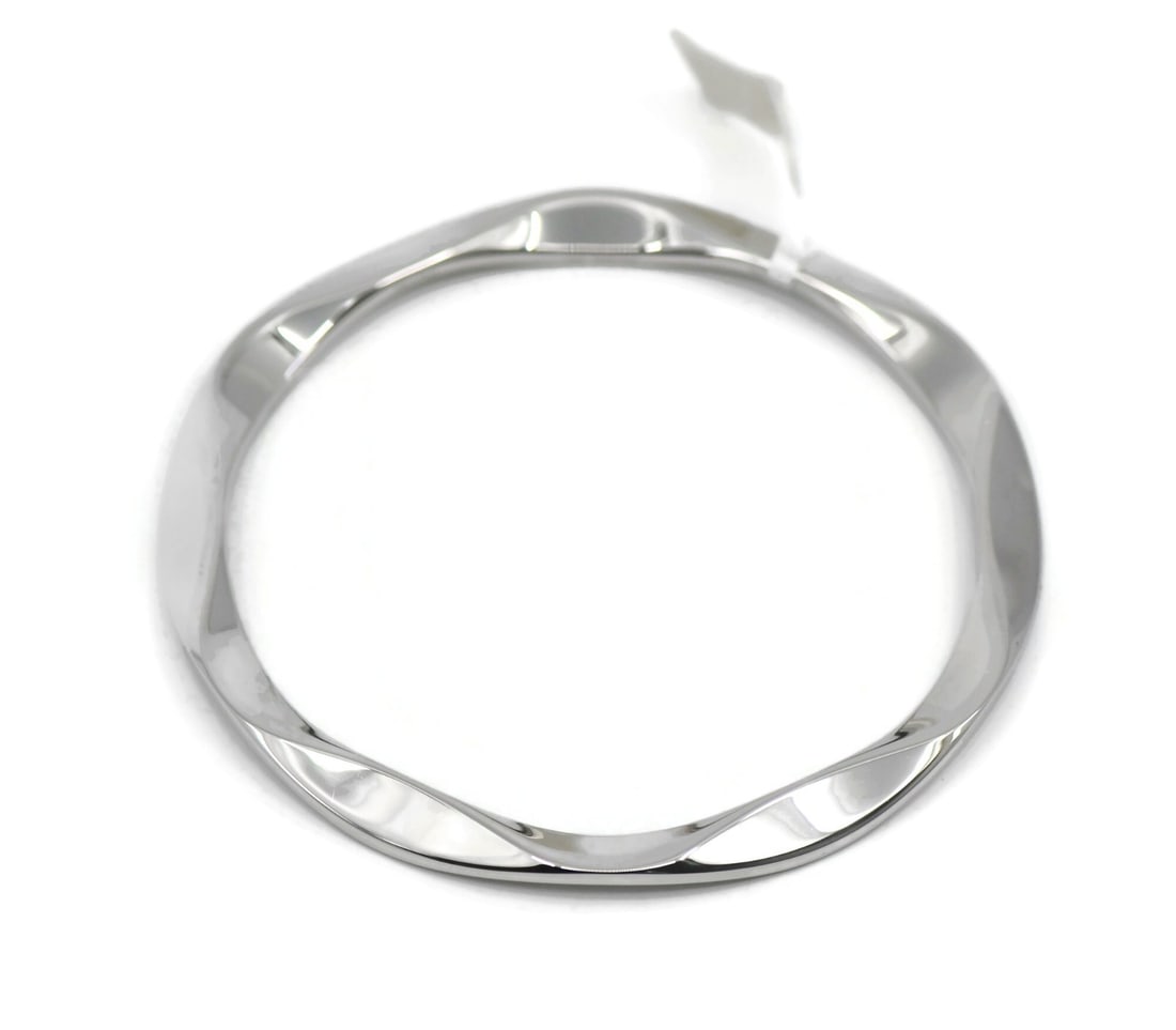 Montblanc 925 Sterling Silver Star Bangle Bracelet: Montblanc 925 Sterling Silver Star Bangle Bracelet This Montblanc Star bracelet is crafted from 925 sterling silver in a sleek bangle style. Featuring a 6mm width and a total weight of 31.6 grams, it 